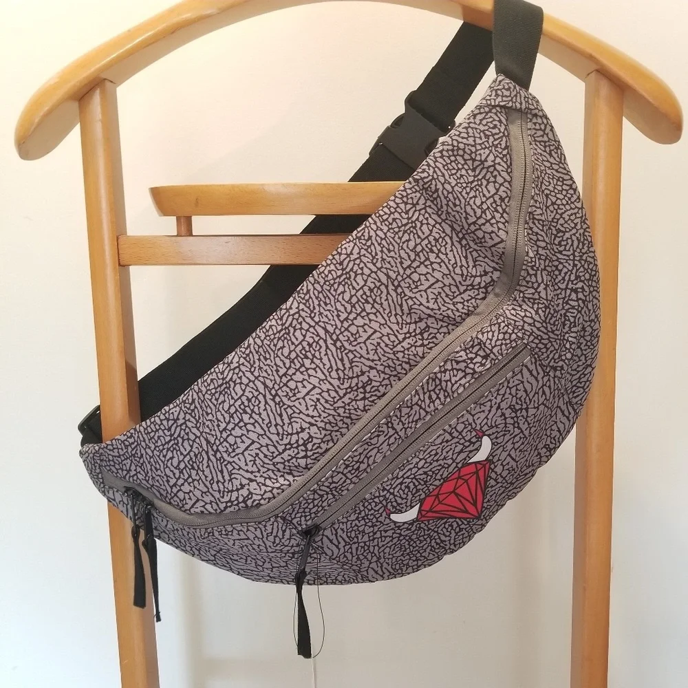 Saqpaq fannypack diamond bull red black white